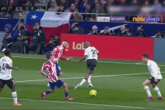 巴塞罗那西甲联赛全胜：罗贝托、莱万闪耀助球队七轮不败